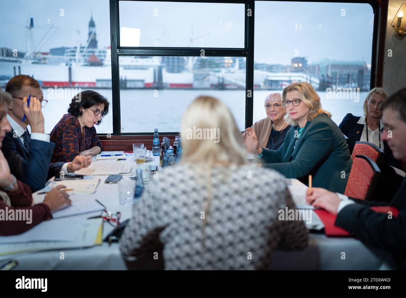 Deutsch-Franzoesische Kabinettsklausur in Hamburg Claudia Roth Staatsministerin für Kultur gemeinsam mit Anke Rehlinger und Rima Abdul Malak, Ministerin für Kultur bei den bilateralen Gespraechen im Rahmen der gemeinsamen Hafenrundfahrten auf der Elbe, Hamburg, 09.10.2023 Hamburg Hamburg Deutschland *** deutsch-französische Kabinettssitzung in Hamburg Claudia Roth Staatsministerin für Kultur zusammen mit Anke Rehlinger und Rima Abdul Malak, Kulturministerin bei den bilateralen Gesprächen während der gemeinsamen Hafenrundfahrten auf der Elbe, Hamburg, 09 10 2023 Hamburg Deutschland Stockfoto