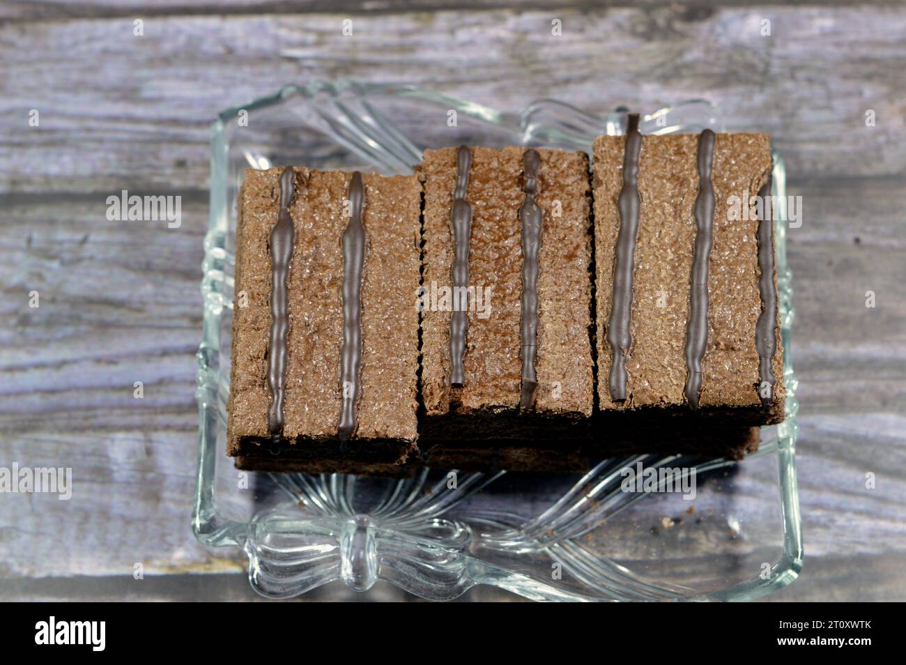 Schokoladen-Schwammkuchen, Kakaoschicht-Kuchen gefüllte Creme-Kuchen gefüllte Creme-Vanillegeschmack, köstliche Leckerli Dessert-Kuchen für Kinder und zum Tee, schnell Stockfoto