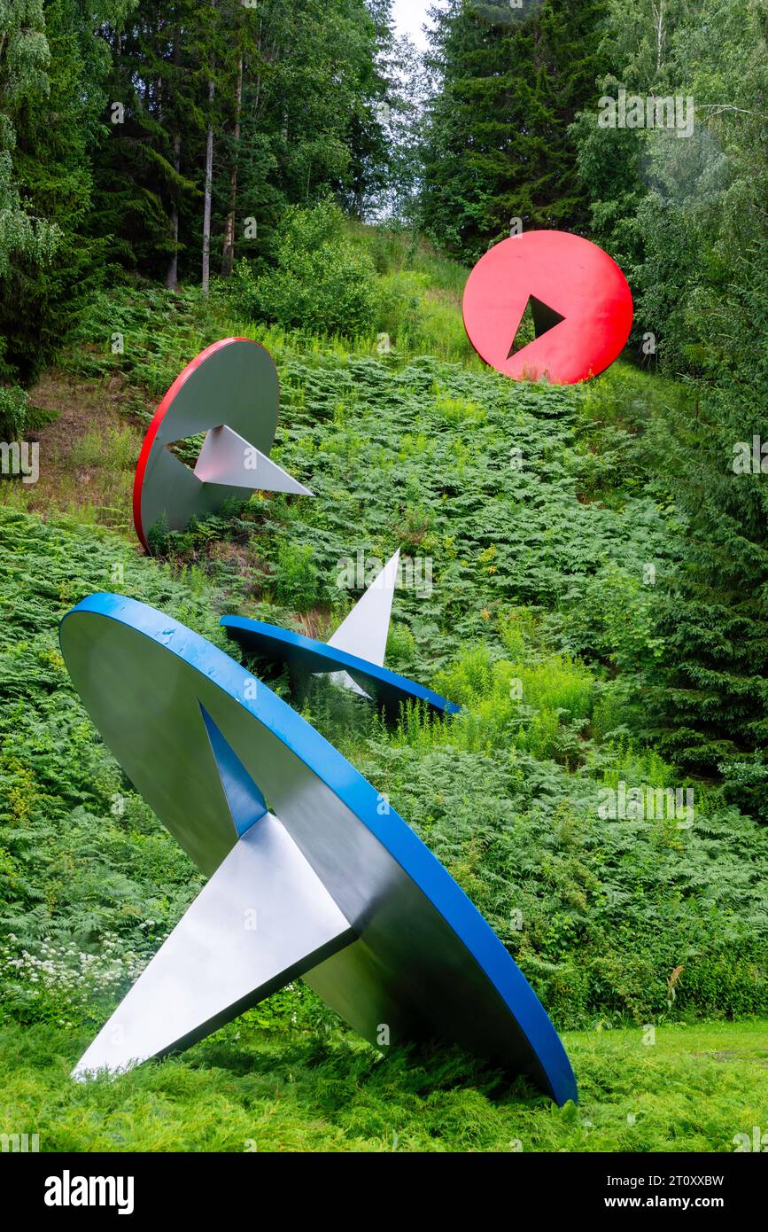 Blick auf Kunstwerke im Kistefos Museum, einem Skulpturengarten im Freien in der Nähe von Jevnaker, Viken, Norwegen. Stockfoto