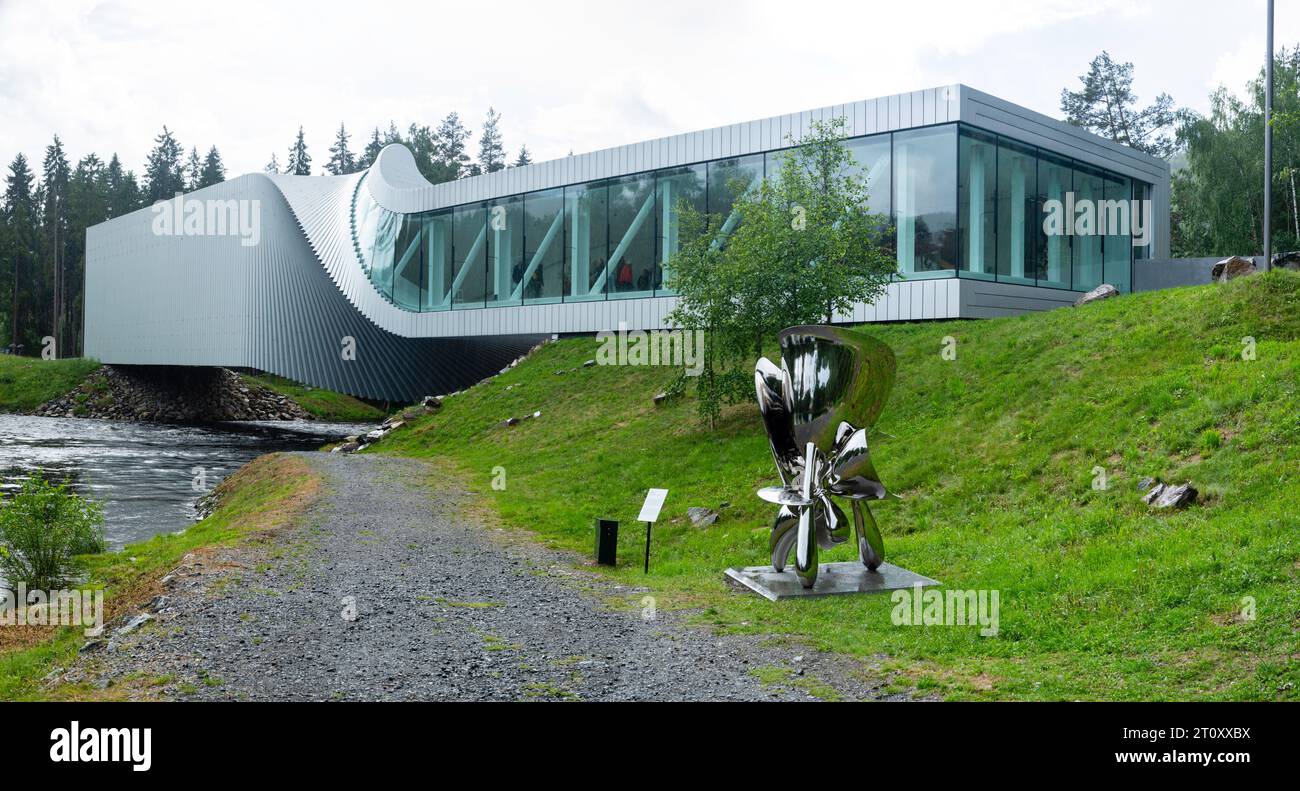 Blick auf das Twist Museum im Kistefos Museum, einem Skulpturengarten im Freien in der Nähe von Jevnaker, Viken, Norwegen. Stockfoto