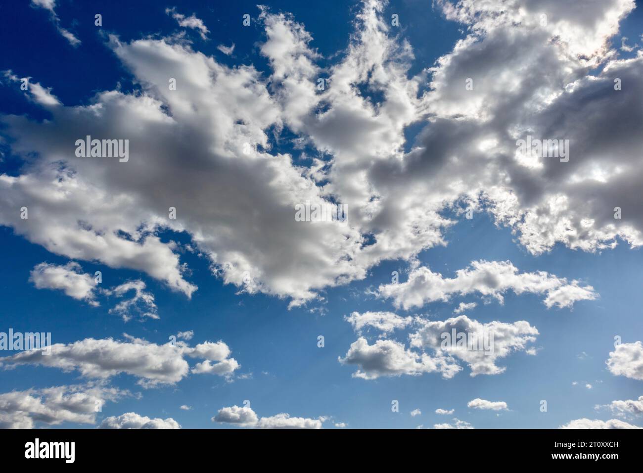 Dramatischer blauer Himmel mit weißen Wolken Stockfoto