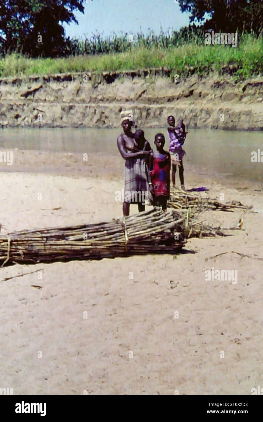 Menschen am Ufer des White Volta River im Norden Ghanas, um 1959 Stockfoto