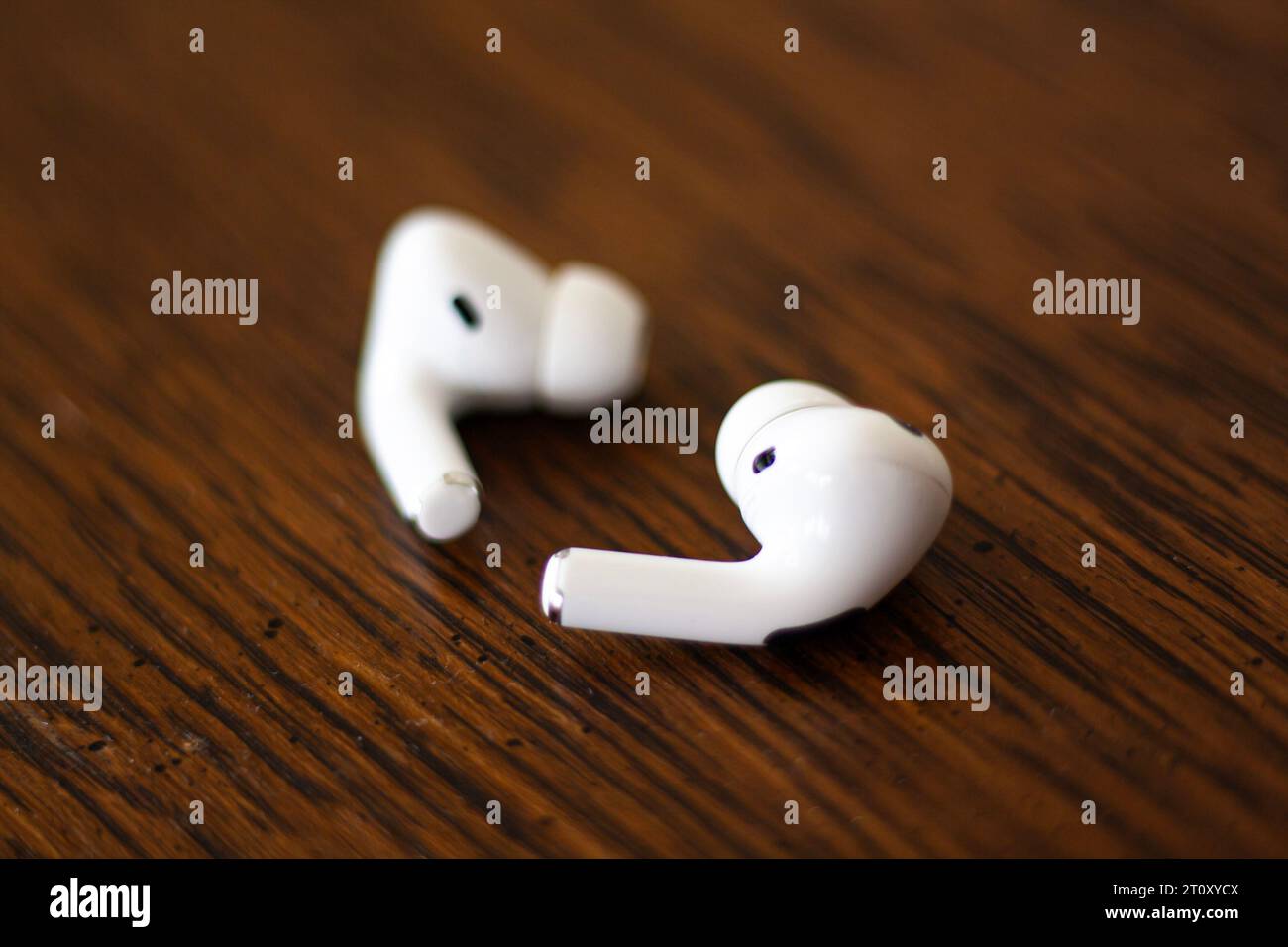 AirPod Pro, weiße kabellose Bluetooth-Ohrhörer von Apple mit Geräuschminimierungstechnologie Stockfoto