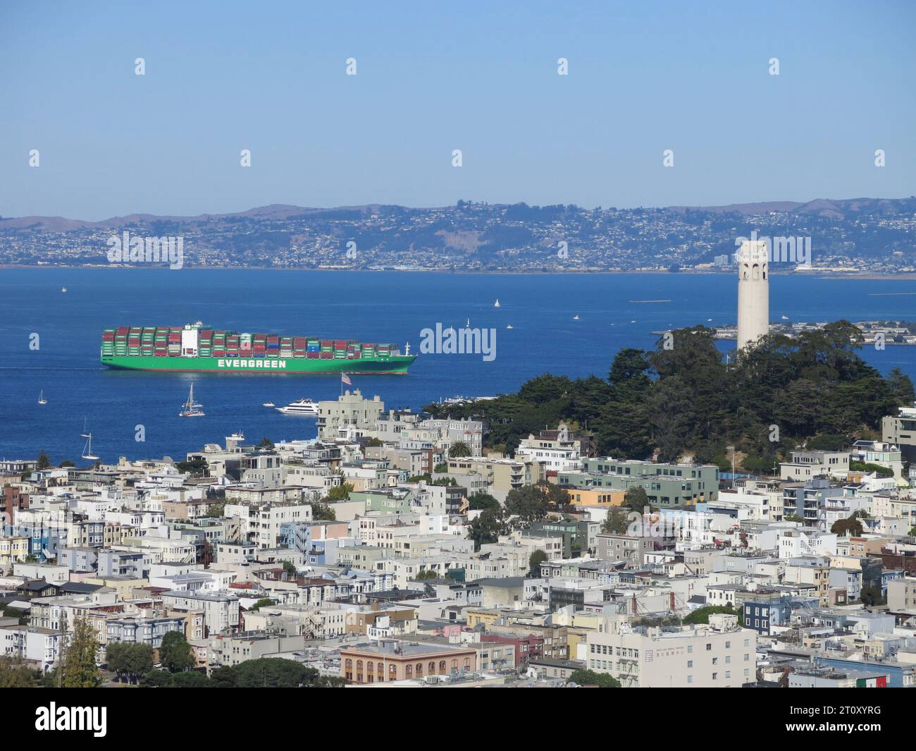 Beladenes Containerschiff, das Coat Toower auf dem Weg zum Hafen von Oakland passiert Stockfoto