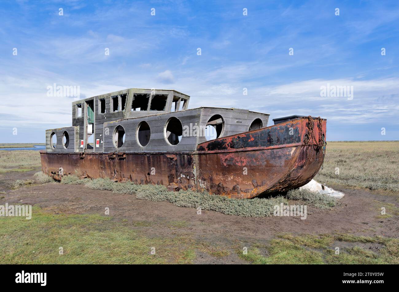 Rostiges Ex-Hausboot in blakeney, norfolk Stockfoto