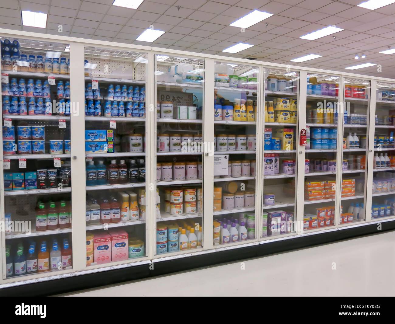 Verschlossene Schränke im Einzelhandelsgeschäft, um Ladendiebstahl abzuschrecken – Baby Formula Stockfoto