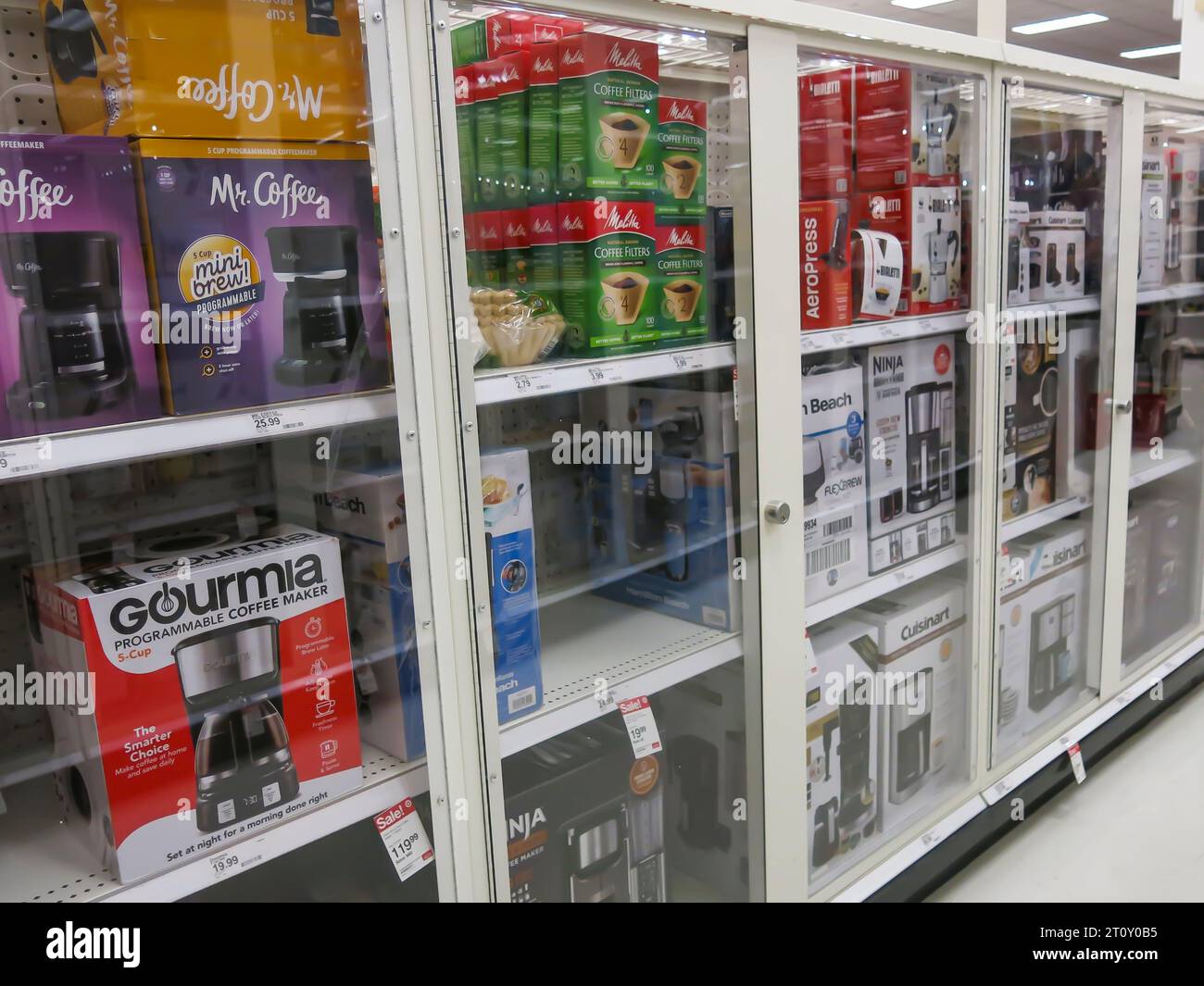 Verschlossene Schränke im Einzelhandelsgeschäft, um Ladendiebstahl abzuschrecken – kleine Haushaltsgeräte Stockfoto