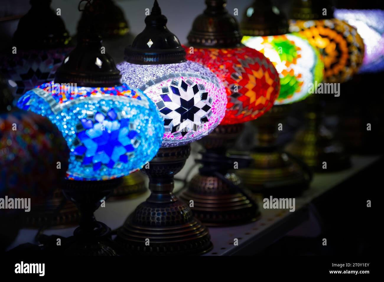 Perspektivische Ansicht eines typischen Buntglasleuchters der Basare von istanbul, türkei, selektiver Fokus, kristallfarbige Lampen, Diagonale des Lichts Stockfoto
