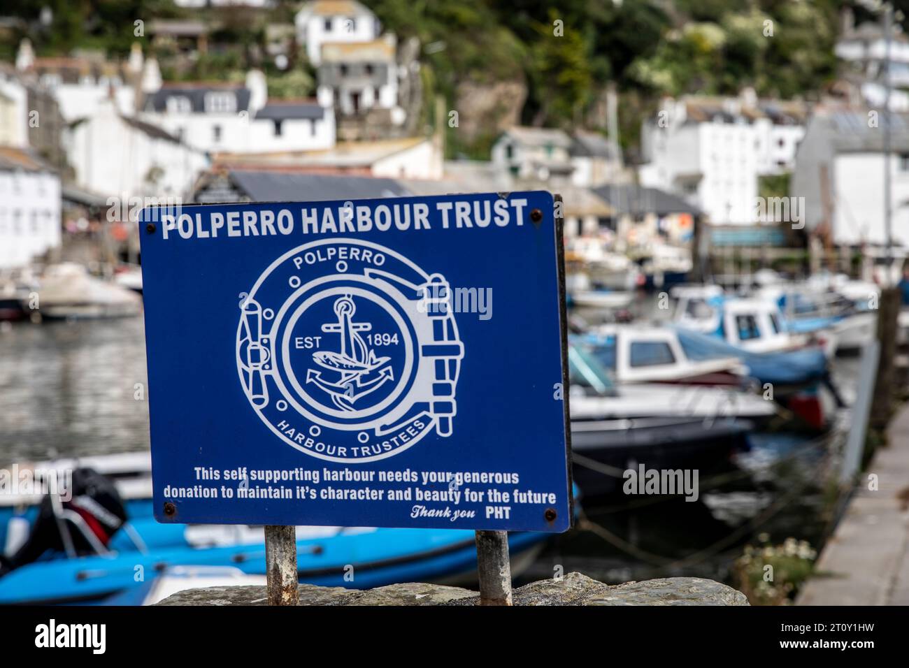 Polperro Harbour Treuhandzeichen ermutigt Spenden an den Trust, Cornwall, England, Großbritannien Stockfoto