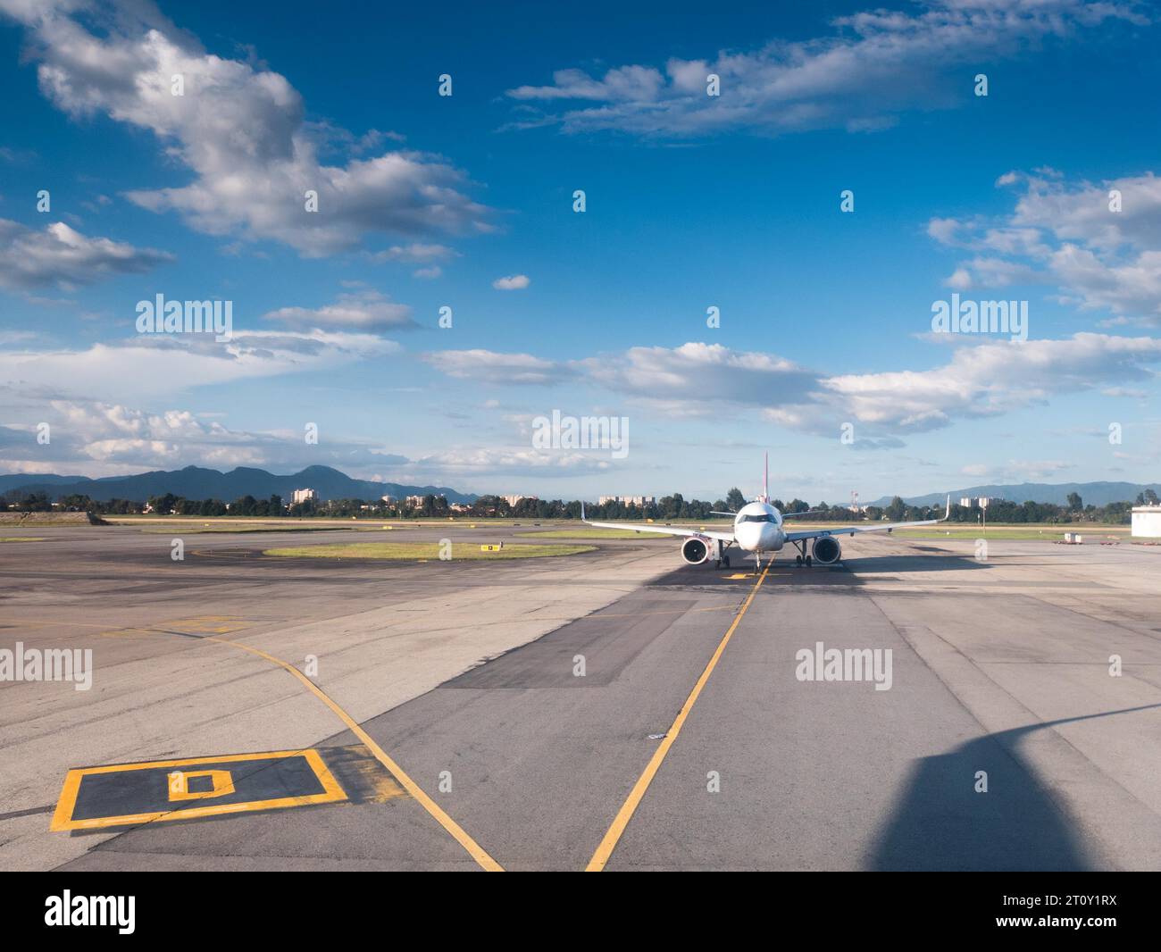 Vorderansicht eines Passagierflugzeugs, das bereit ist, auf einer Start- und Landebahn des Flughafens zu starten Stockfoto