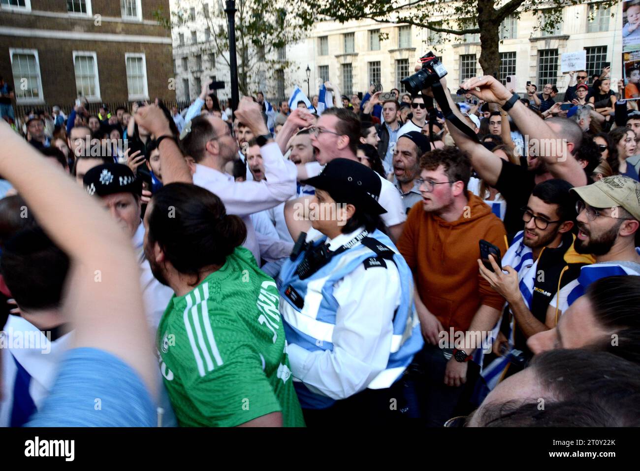 "Ich stehe mit Israel" - am 9. Oktober 2023 fand in Whitehall in London eine Mahnwache für die in Israel getöteten Menschen statt. Stockfoto