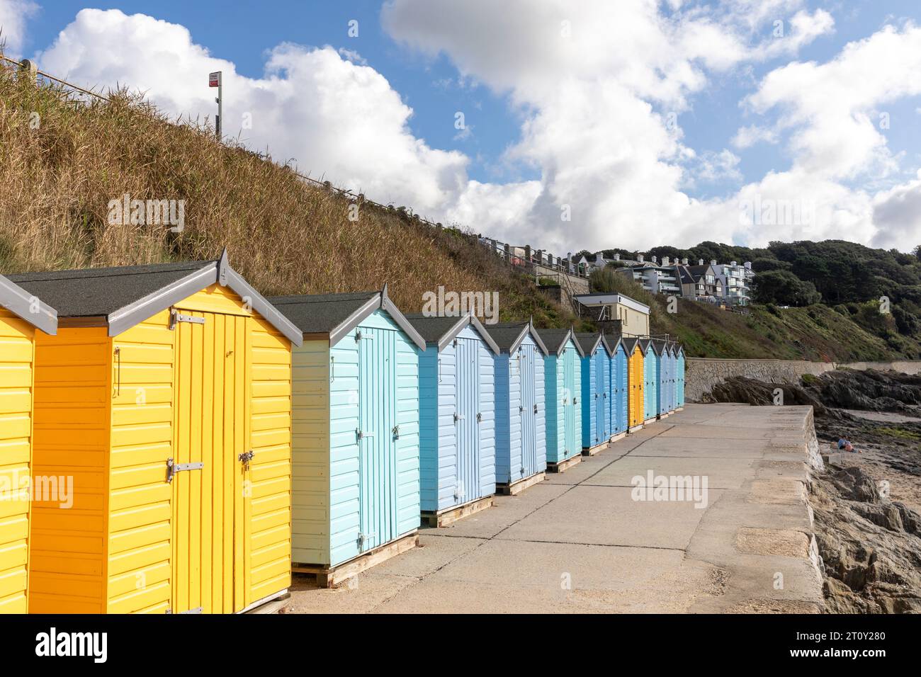 Falmouth Cornwall, September 2023, mehrfarbige hölzerne Strandhütten am Castle Beach, Cornwall, England, Großbritannien, traditionelle englische Küste Stockfoto