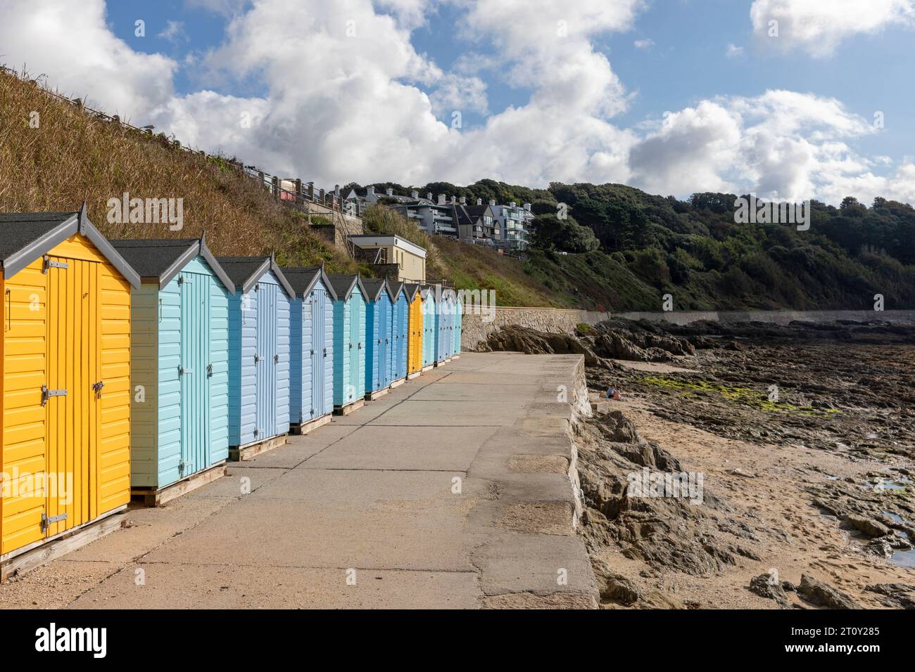 Falmouth Cornwall, September 2023, mehrfarbige hölzerne Strandhütten am Castle Beach, Cornwall, England, Großbritannien, traditionelle englische Küste Stockfoto