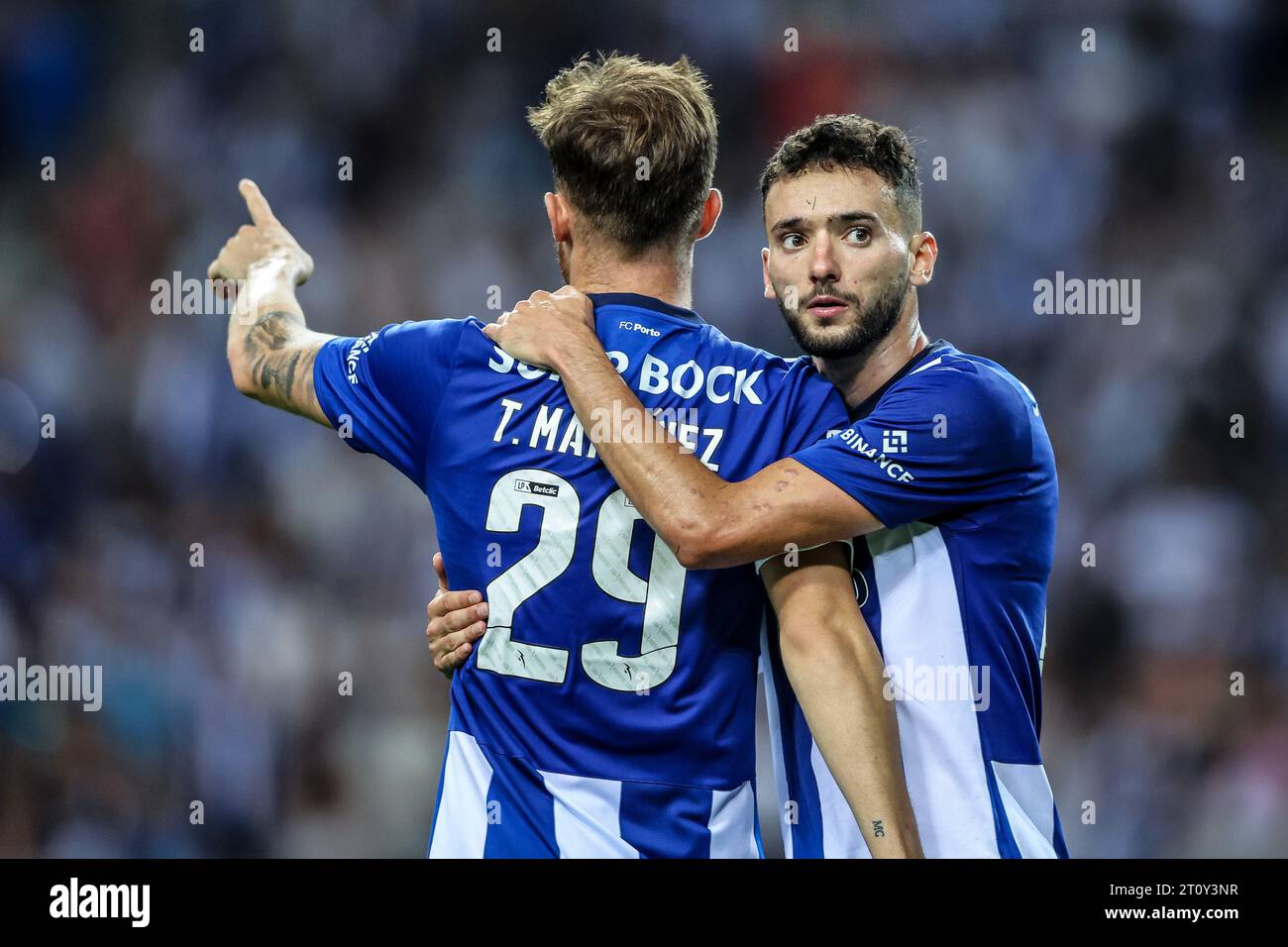 Toni Martínez und João Mário, Spieler des FC Porto in Aktion, während der Portugal League 2023/24 - Meisterschaft am 8. Spieltag Stockfoto