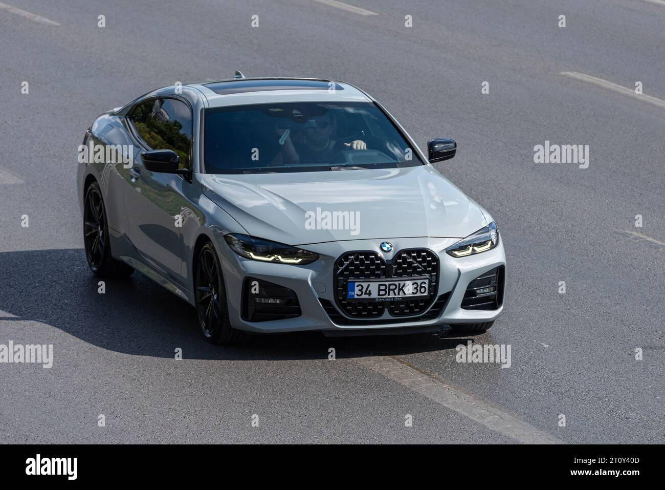 ISTANBUL, TÜRKEI - 21. SEPTEMBER 2023 : BMW 3 Wettbewerb auf der Autogalerie. Er kombiniert ein markantes viertüriges und dreiteiliges Design mit kraftvollem Verhältnis Stockfoto