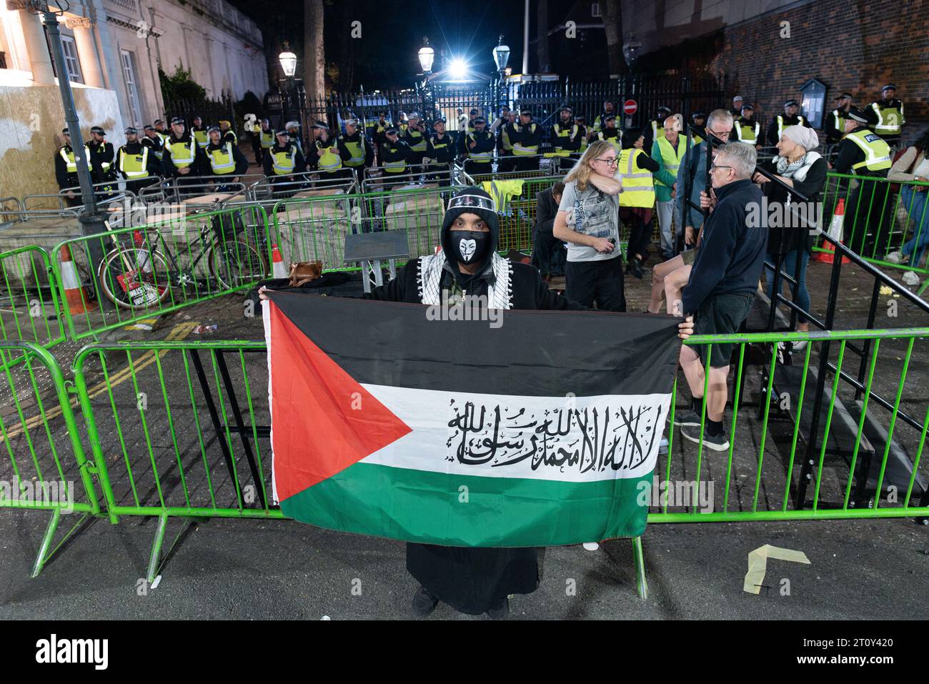 London, Großbritannien. 9. Oktober 2023. Palästinensische Unterstützer protestieren in der Nähe der israelischen Botschaft und fordern ein Ende der "Unterdrückung und Apartheid", nachdem Premierminister Benjamin Netanjahu nach Angriffen der palästinensischen Gruppe Hamas aus dem von Israel blockierten Gaza-Gebiet zum "Krieg" erklärt hatte. Quelle: Ron Fassbender/Alamy Live News Stockfoto