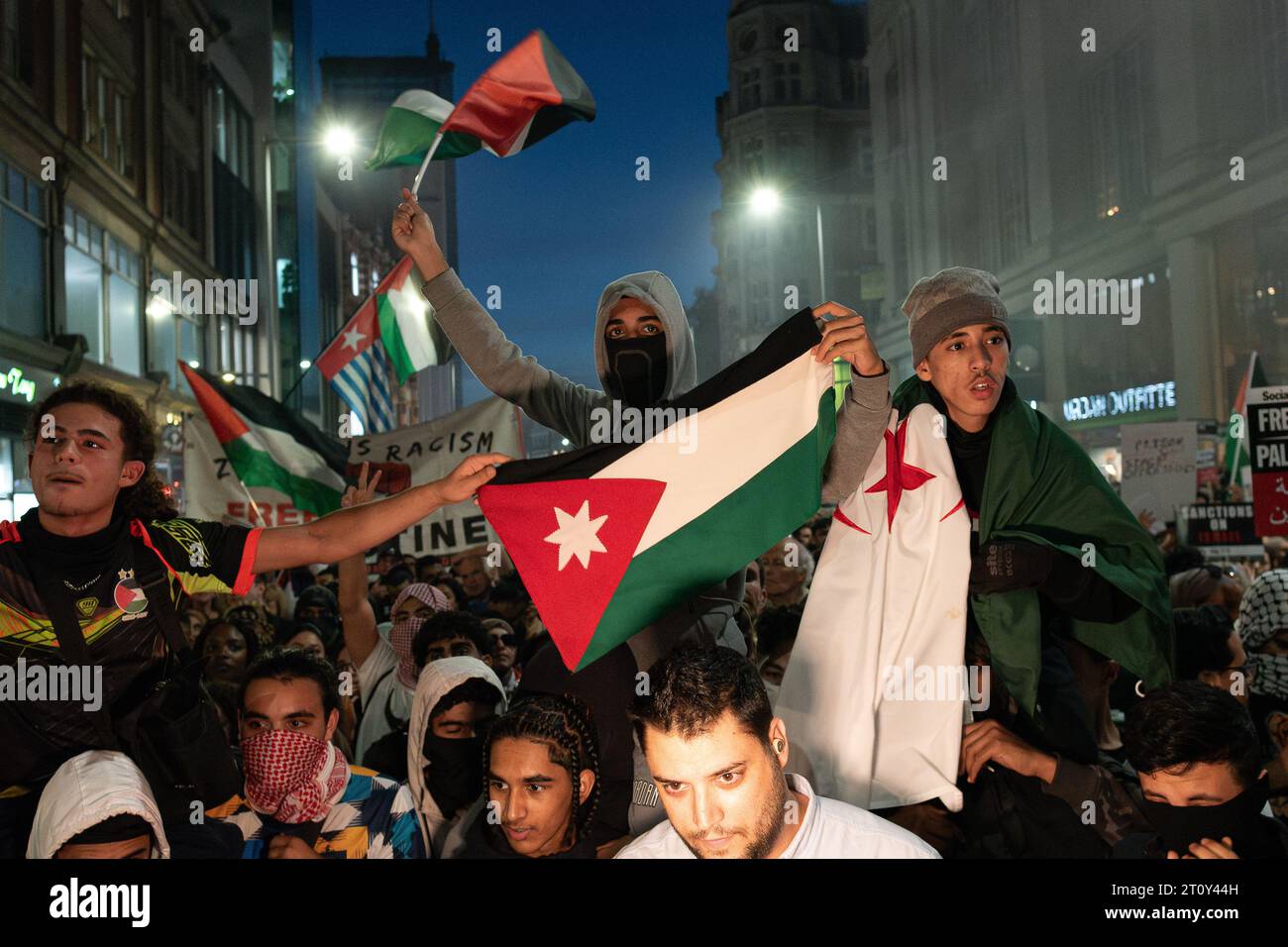 London, Großbritannien. 9. Oktober 2023. Palästinensische Unterstützer protestieren in der Nähe der israelischen Botschaft und fordern ein Ende der "Unterdrückung und Apartheid", nachdem Premierminister Benjamin Netanjahu nach Angriffen der palästinensischen Gruppe Hamas aus dem von Israel blockierten Gaza-Gebiet zum "Krieg" erklärt hatte. Quelle: Ron Fassbender/Alamy Live News Stockfoto