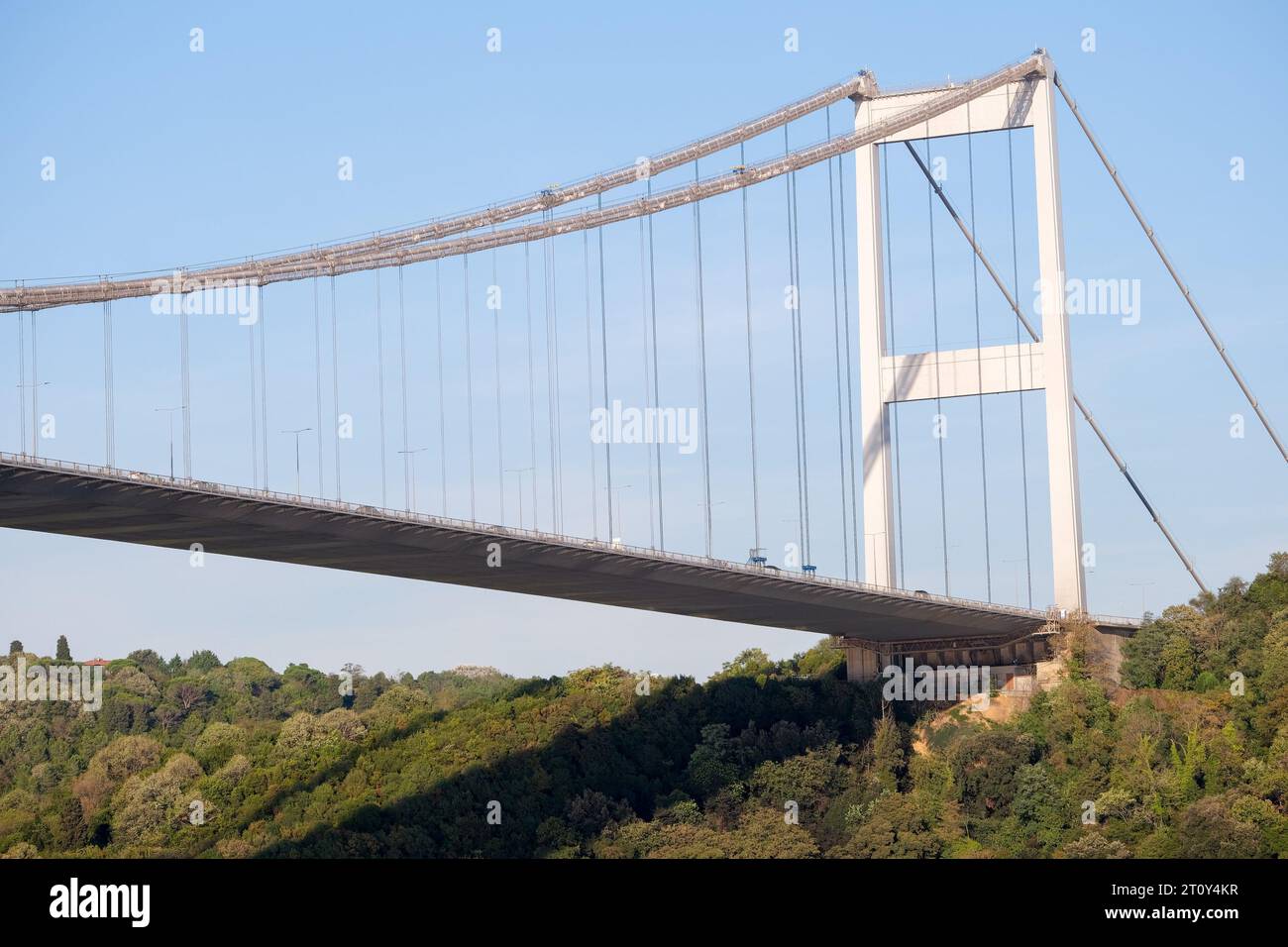 Bosporus-Brückenfotografie aus dem unteren Winkel mit blauem Himmel, Wald und türkischer Flagge in İstanbul. Stockfoto