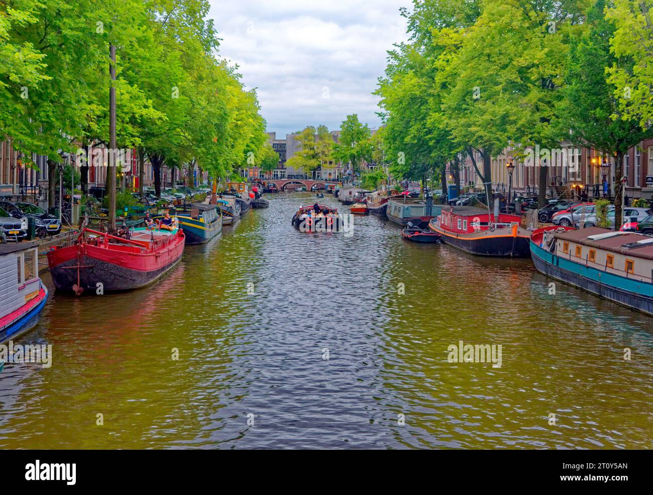 AMSTERDAM, NIEDERLANDE - 9. September 2023: Amsterdam ist die Hauptstadt der Niederlande, bekannt für sein künstlerisches Erbe, sein ausgeklügeltes Kanalsystem und sein schmales H Stockfoto