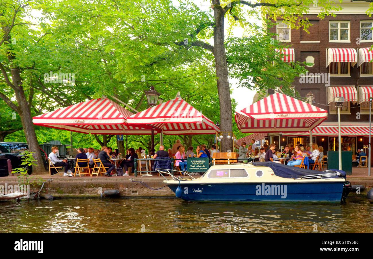 AMSTERDAM, NIEDERLANDE - 9. September 2023: Amsterdam ist die Hauptstadt der Niederlande, bekannt für sein künstlerisches Erbe, sein ausgeklügeltes Kanalsystem und sein schmales H Stockfoto