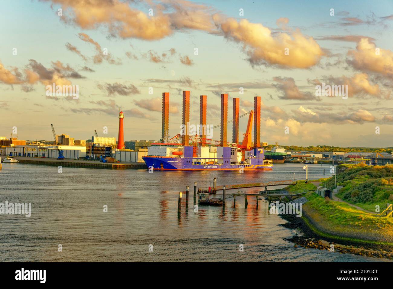 AMSTERDAM, NIEDERLANDE - 24. August 2023: Amsterdam ist die Hauptstadt der Niederlande, bekannt für sein künstlerisches Erbe, sein ausgeklügeltes Kanalsystem und seine enge Hu Stockfoto