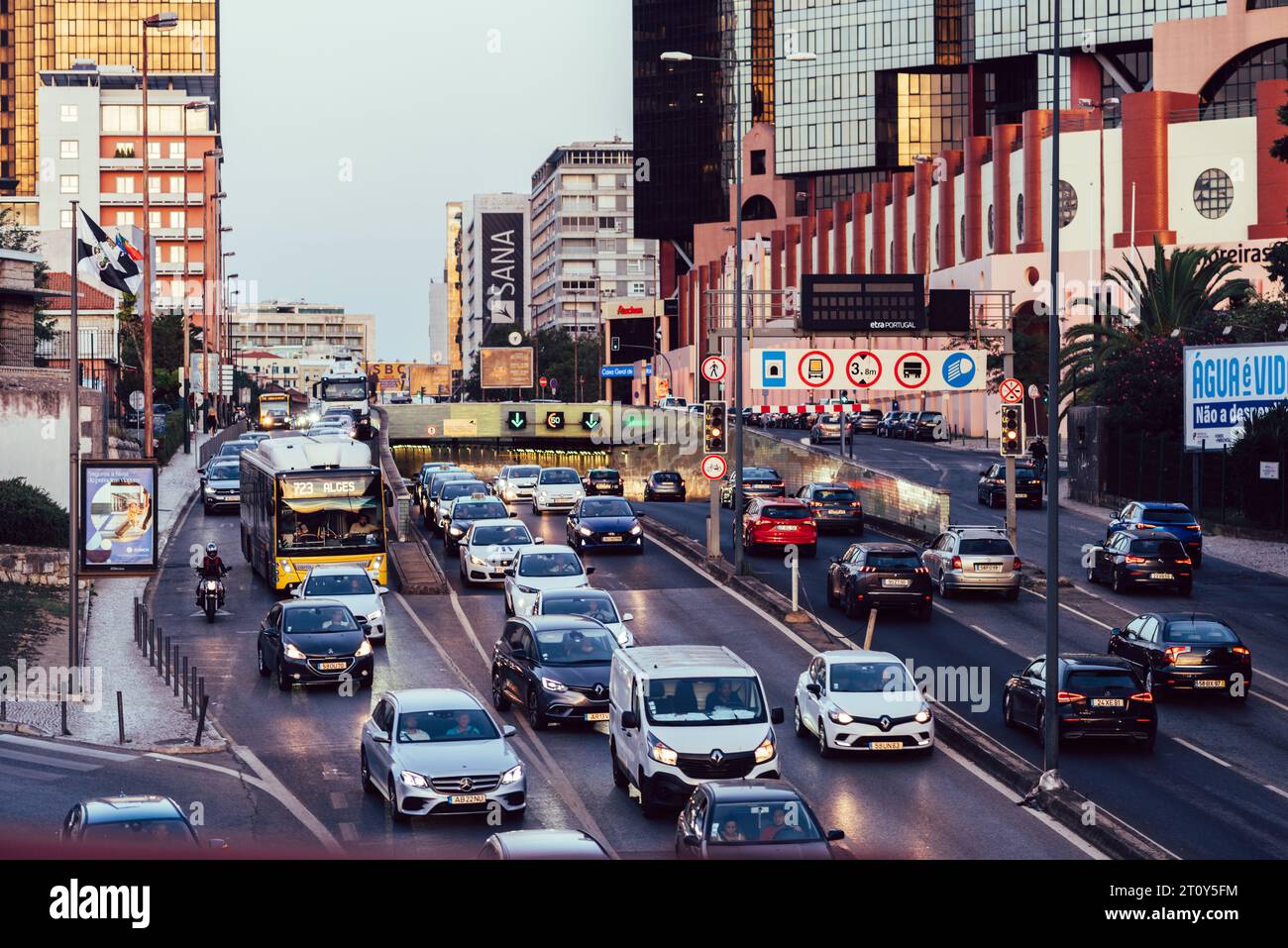 Starker Verkehr auf der Av. Eng. Duarte Pacheco in Amoreiras, Lissabon, Portugal Stockfoto