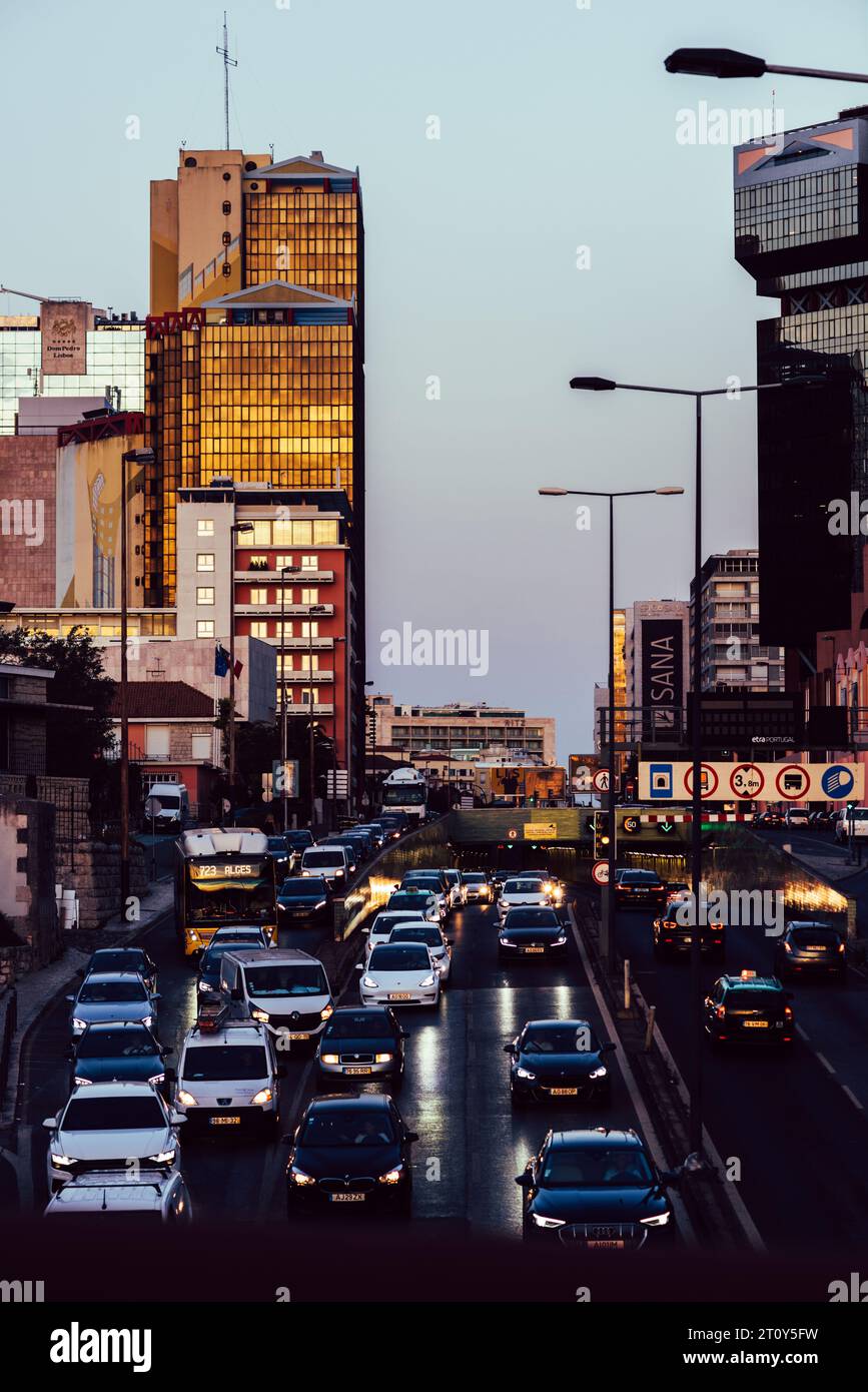 Starker Verkehr auf der Av. Eng. Duarte Pacheco in Amoreiras, Lissabon, Portugal Stockfoto