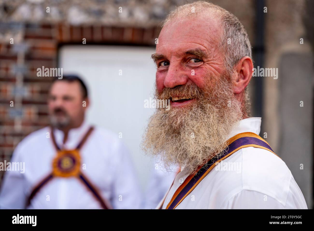 Ein Morris Dancer aus der Brighton Morris Side trinkt Bier aus Einem traditionellen Tankard beim jährlichen „Dancing in the Old“ Event in Lewes, Sussex, Großbritannien Stockfoto