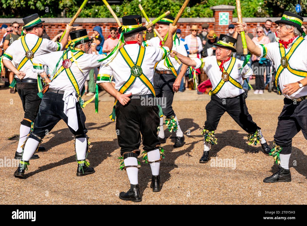 The Long man Morris Men Dancing at the Annual 'Dancing in the Old' Event in Lewes, East Sussex, Großbritannien Stockfoto