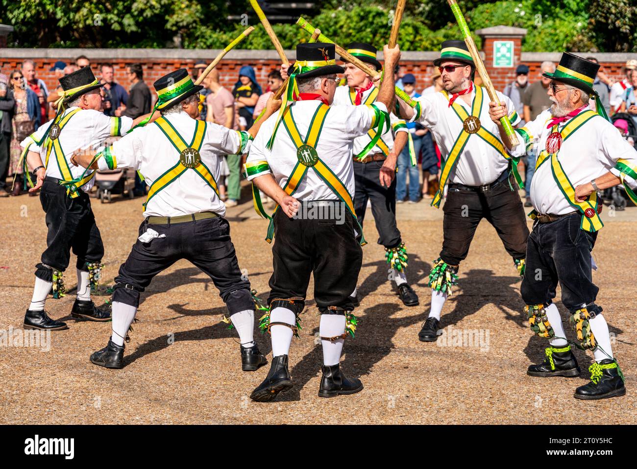 The Long man Morris Men Dancing at the Annual 'Dancing in the Old' Event in Lewes, East Sussex, Großbritannien Stockfoto