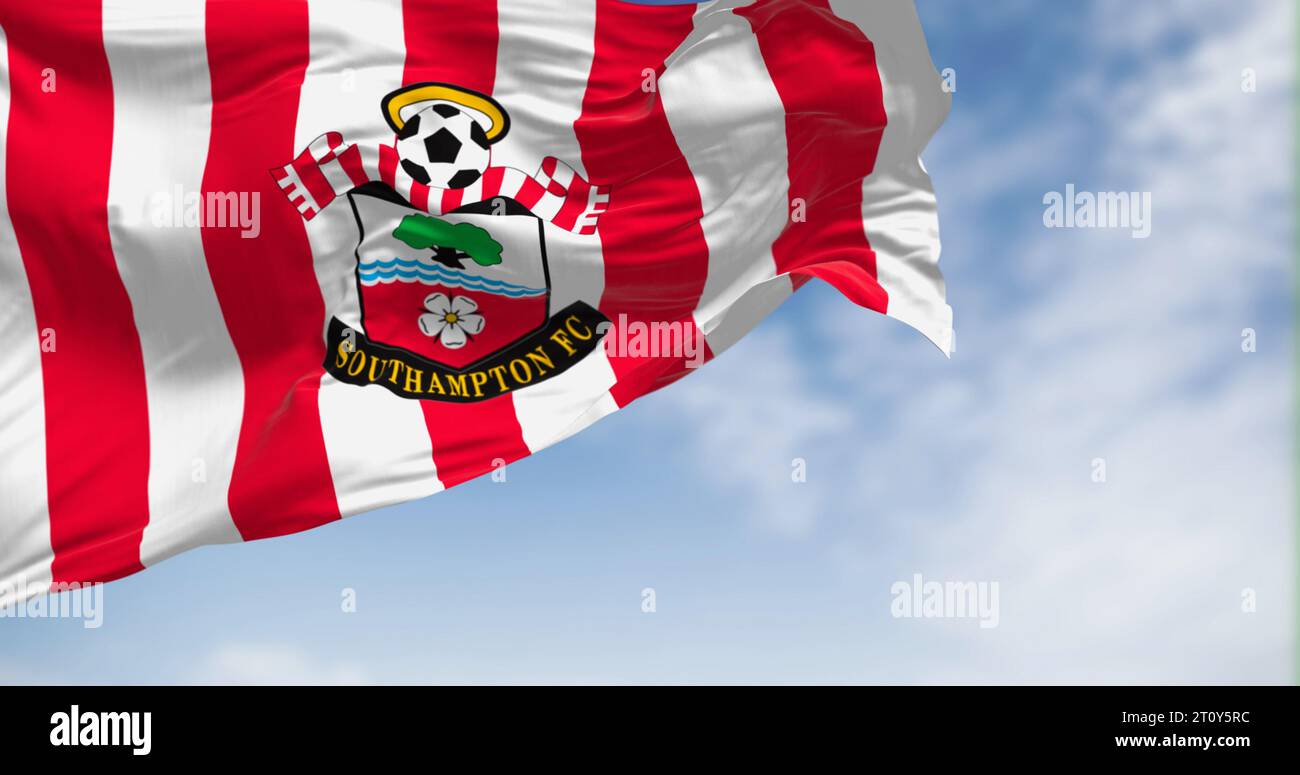 Southampton, UK, 5. Oktober 2023: Die Flagge des Southampton Football Club winkt an einem klaren Tag im Wind. Englischer Profifußballverein. Illustrierend Stockfoto