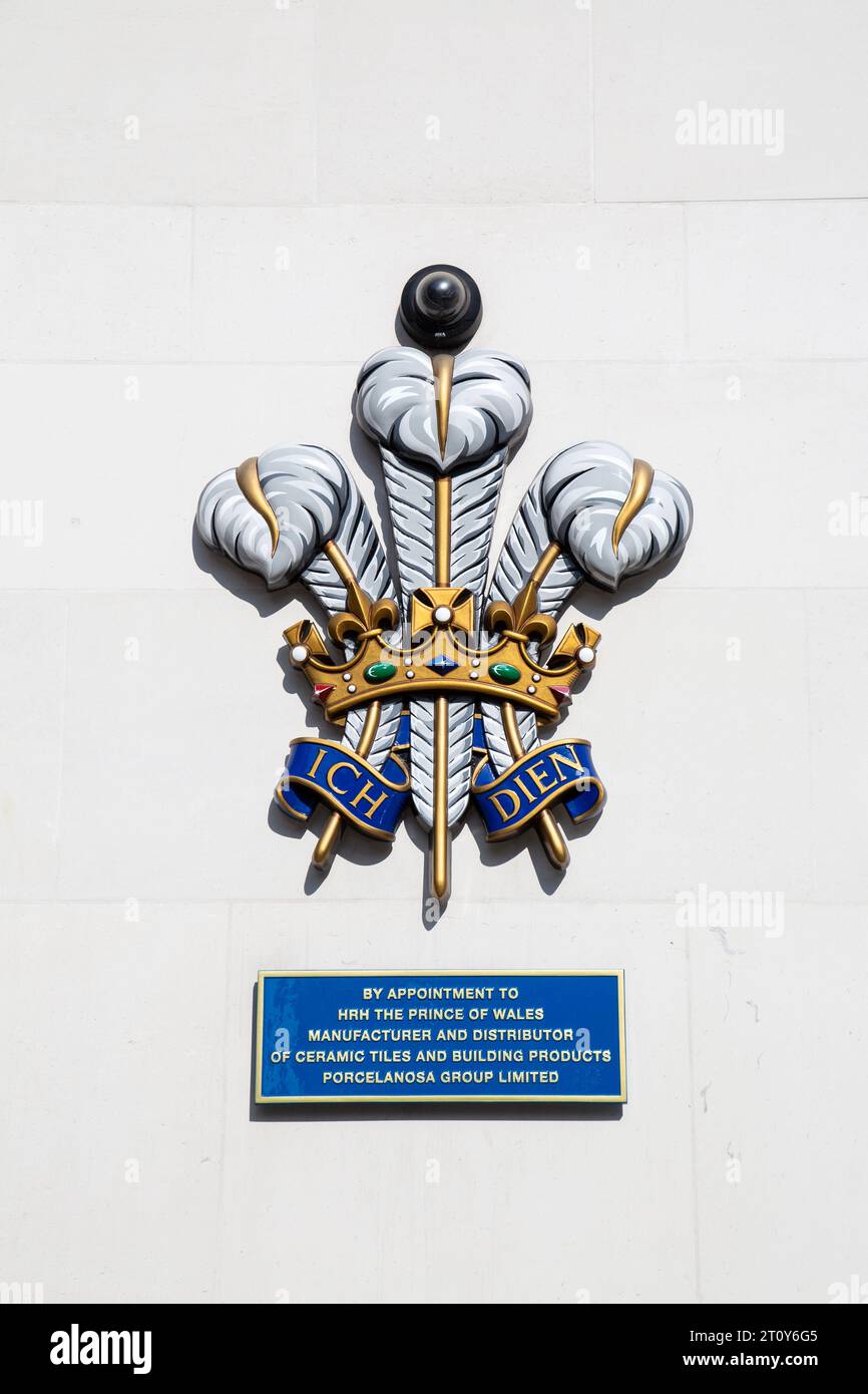 Heraldic Badge, königliches Abzeichen von Prinz Charles dem Prinzen von Wales an der Wand Porcelanosa Hanover Square, London, Großbritannien Stockfoto