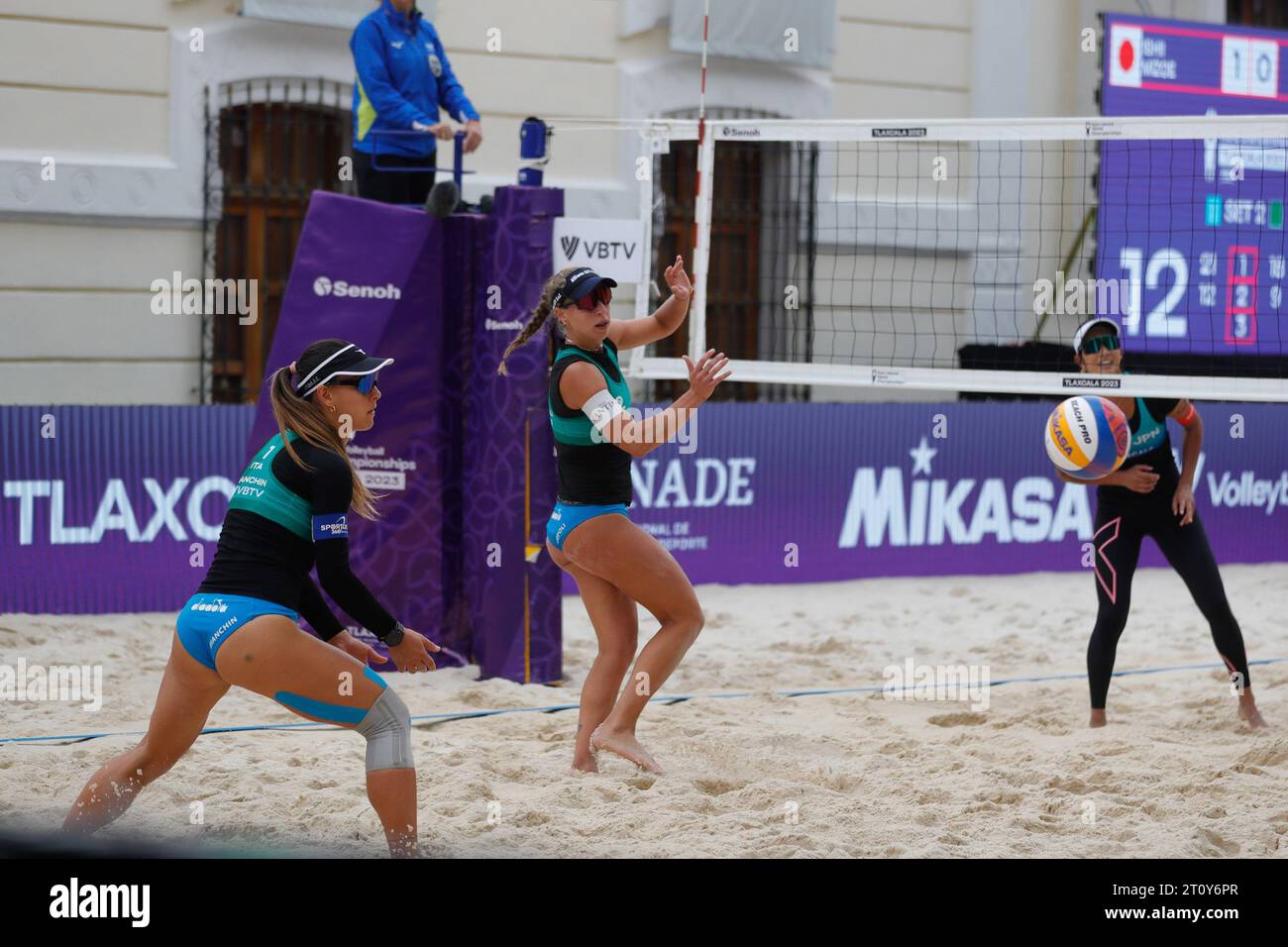 Tlaxcala, Mexiko. Oktober 2023. 9. Oktober 2023, Tlaxcala, Mexiko: Margherita Bianchin (1) und Claudia Scampoli (2) von der italienischen Mannschaft treten beim Spiel der Frauen Japan gegen Italien der Beachvolleyball-Weltmeisterschaft an. Am 9. Oktober 2023 in Tlaxcala, Mexiko. (Foto: Essene Hernandez/ Credit: Eyepix Group/Alamy Live News Stockfoto