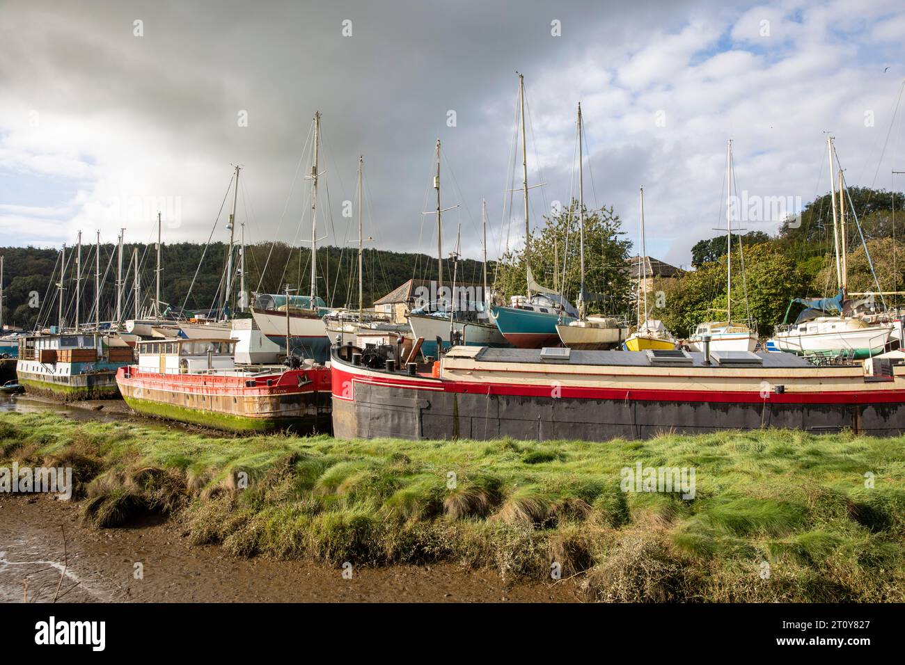 Gweek Village in Cornwall und klassisches Bootslager am Helston River, Ebbe, England, Großbritannien, 2023 Stockfoto