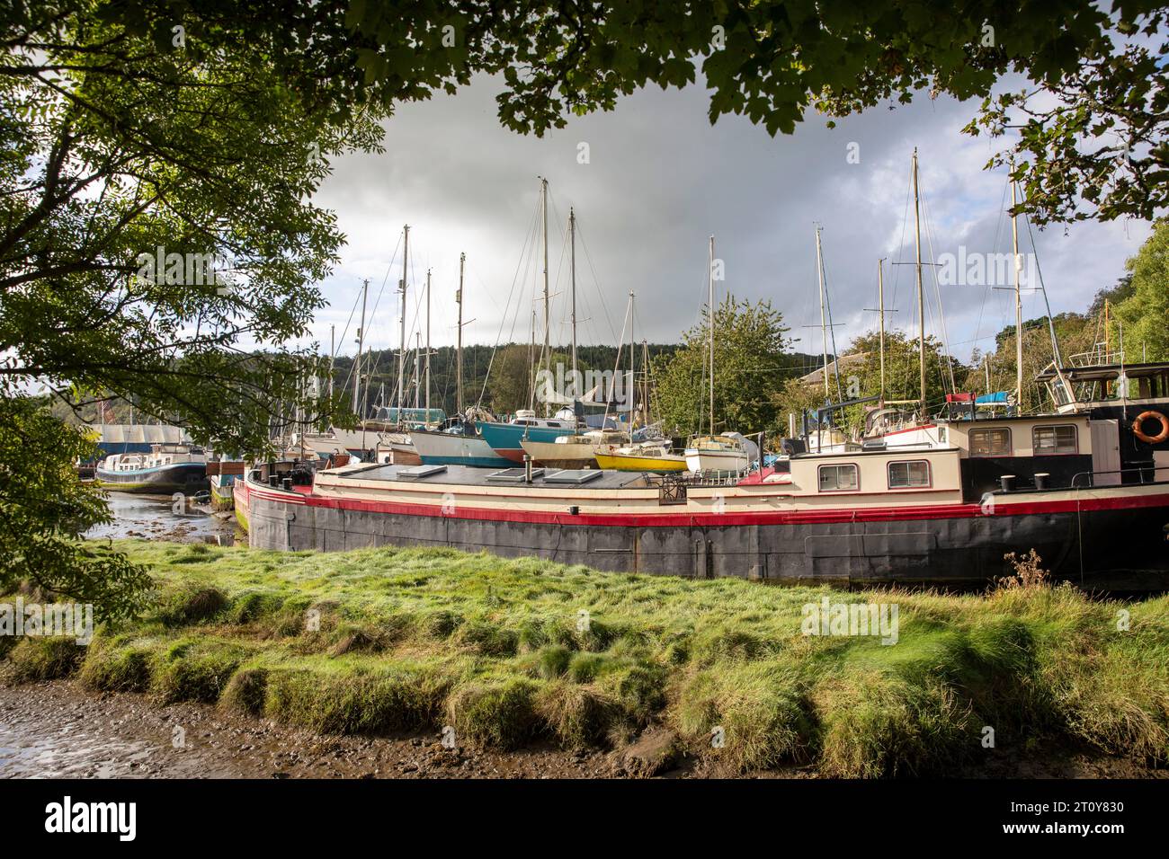 Gweek Village in Cornwall und klassisches Bootslager am Helston River, Ebbe, England, Großbritannien, 2023 Stockfoto