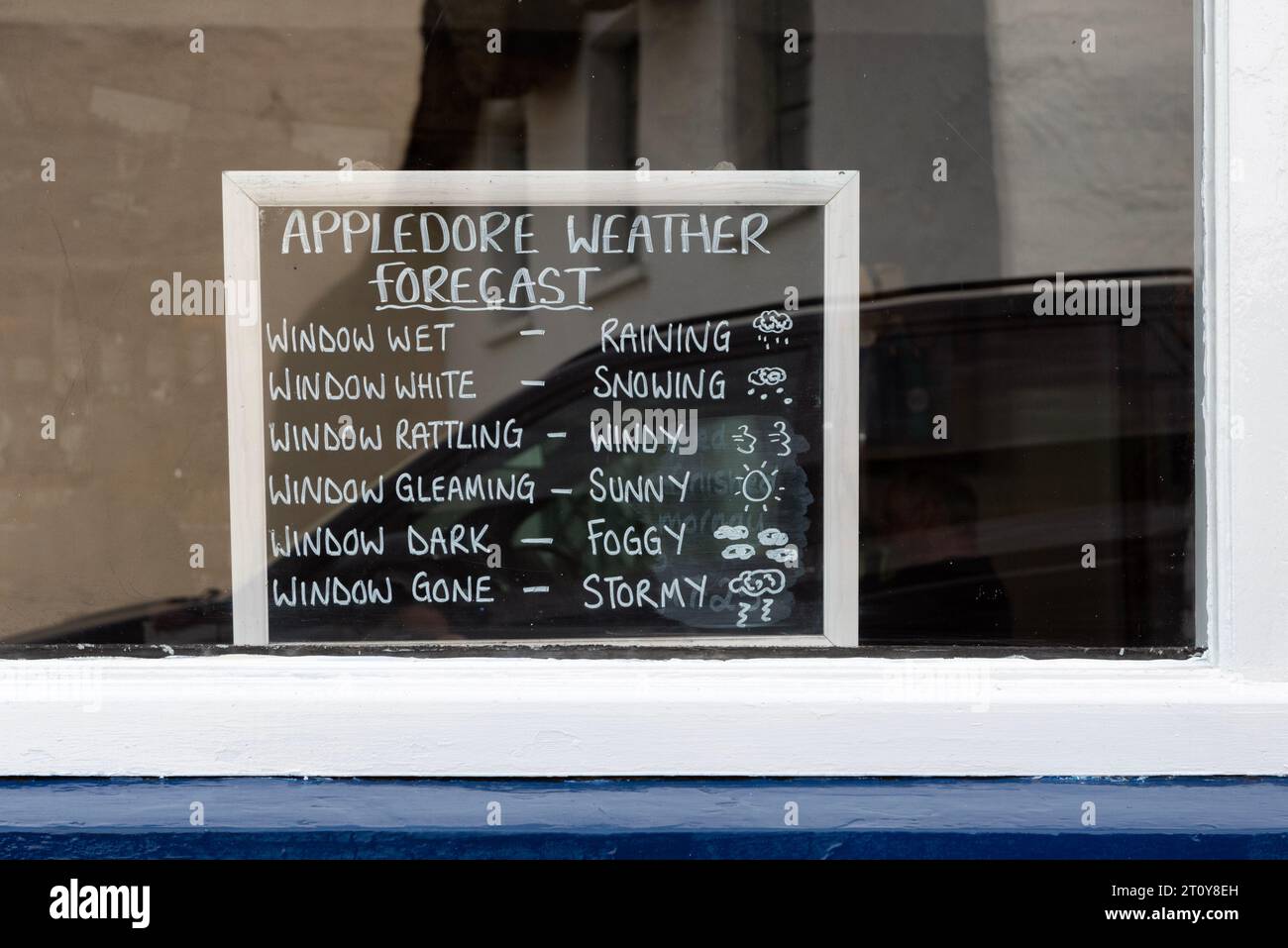 Wettervorhersage an den Fenstern eines Pubs in Appledore Stockfoto
