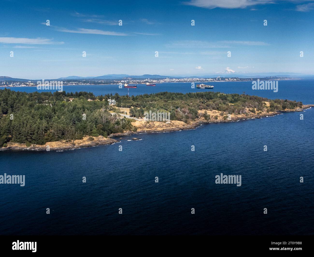 Frachter ankerten vor der Südspitze von Vancouver Island mit Blick auf die Innenstadt von Victoria British Columbia. Stockfoto
