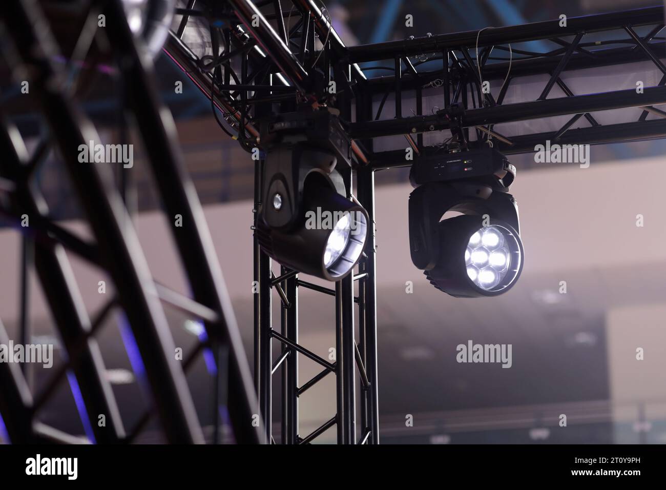 Bühnenfachwerk aus schwarzem Metall mit Beleuchtungselementen. Selektiver Fokus. Stockfoto