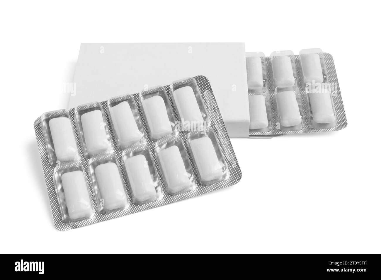 Pack und Blister mit leckeren Kaugummis isoliert auf weiß Stockfoto