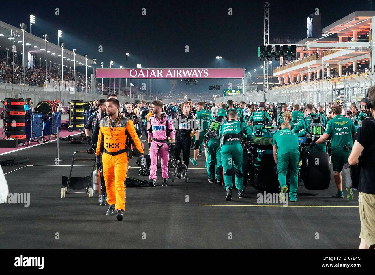 8. Oktober 2023, Losail International Circuit, Doha, Formel 1 Qatar Airways Qatar Grand Prix 2023, in der Bildmechanik auf der Start-Ziel-Geraden. Stockfoto