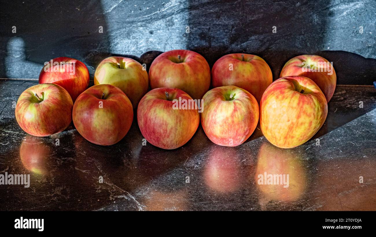 Rote Äpfel stehen auf der Küchenzeile Stockfoto