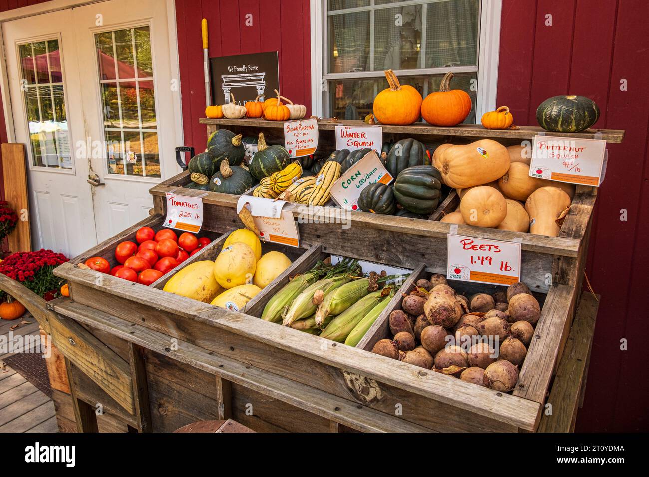 Verkaufsstand am Straßenrand, der Gemüse in Massachusetts verkauft Stockfoto