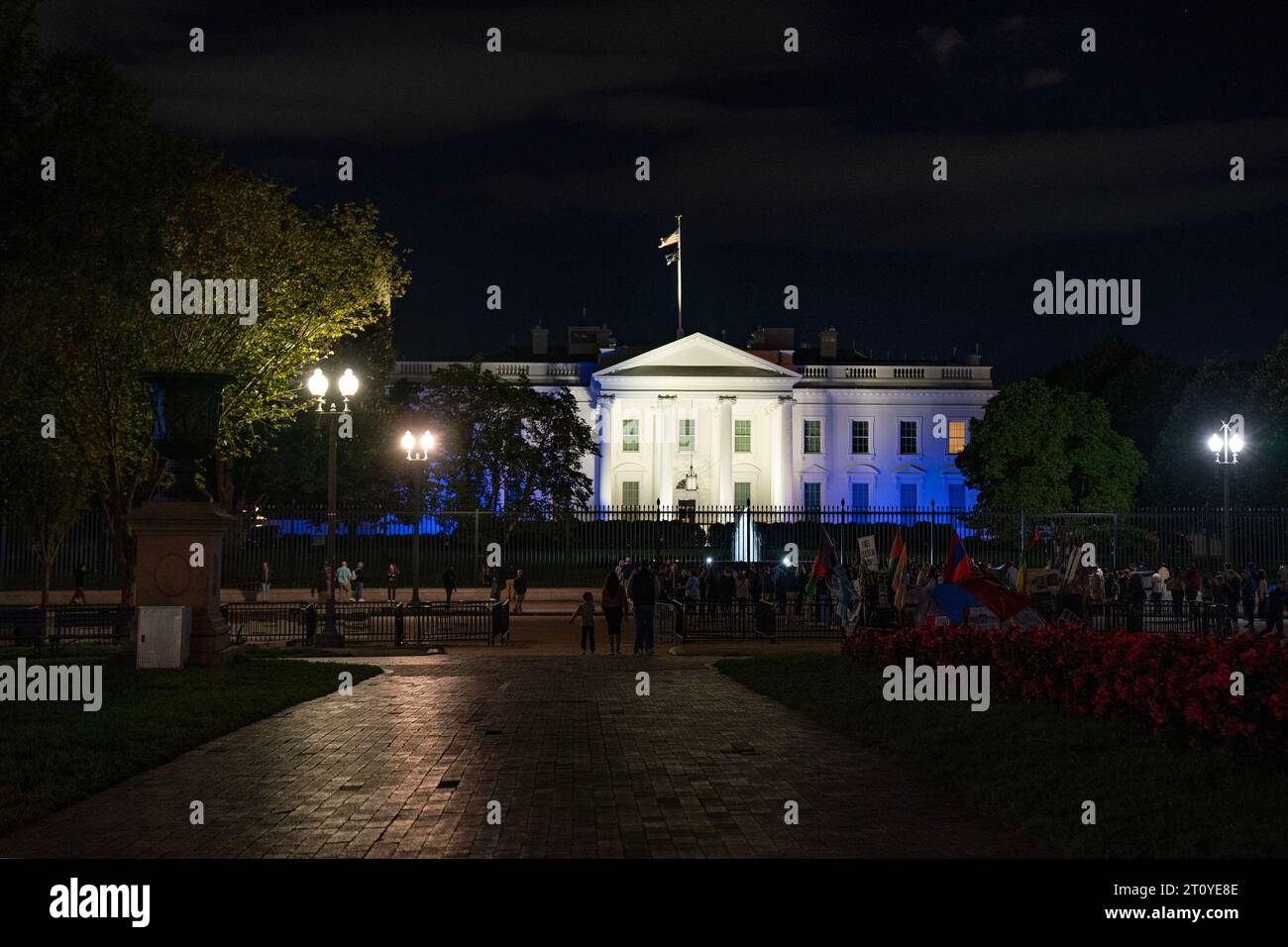 Washington, Usa. Oktober 2023. Das Weiße Haus ist in blau-weiß, den Farben der israelischen Flagge, zur Unterstützung Israels am Montag, 9. Oktober 2023 in Washington, DC, beleuchtet. Die Beleuchtung des Weißen Hauses symbolisiert die 75-jährige Beziehung zwischen den Vereinigten Staaten und Israel und die Unterstützung der Vereinigten Staaten nach den Terroranschlägen der Hamas. Foto: Leigh Vogel/UPI Credit: UPI/Alamy Live News Stockfoto