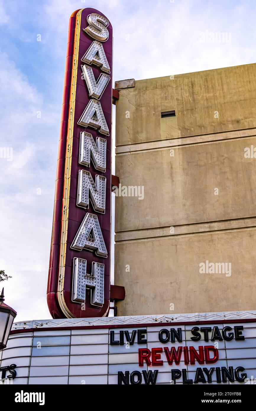 Das historische Savannah Theatre, das ursprünglich 1818 erbaut wurde, steht am Chippewa Square im Historic Landmark District von Savannah, Georgia. (USA) Stockfoto