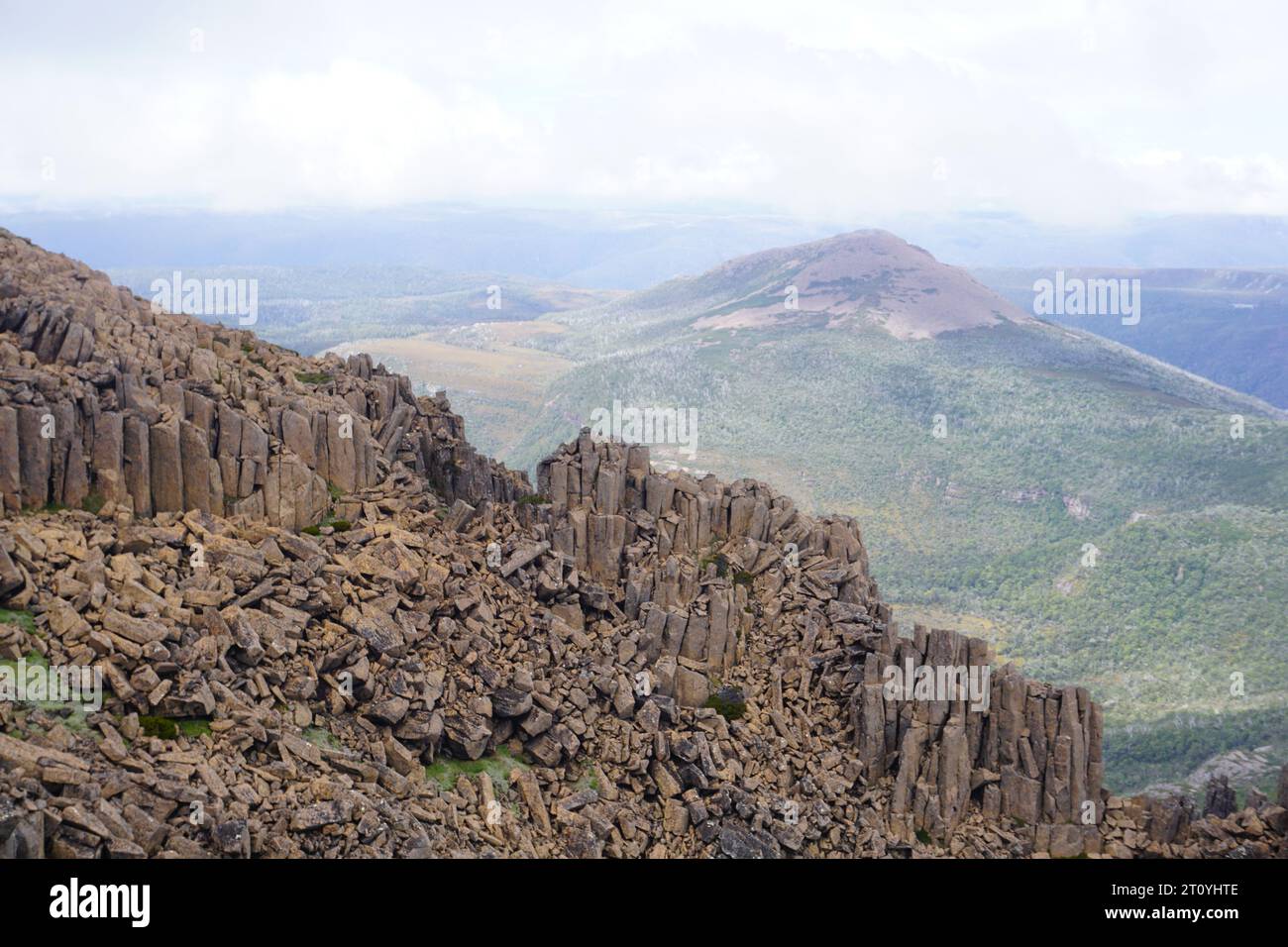 Dramatischer Blick auf den felsigen Bergrücken und den Nationalpark St. clair vom Gipfel des Cradle Mountain Summit in Tasmanien, Australien Stockfoto