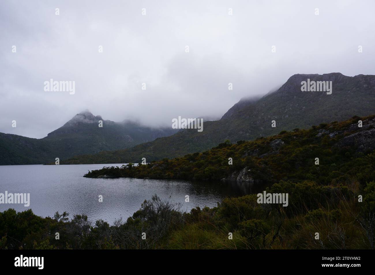 Dramatisch bewölkter, stimmungsvoller Blick auf die Landschaft mit niedrigen, hängenden Wolken über dem Dove Lake, Cradle Mountain, Tasmanien, Australien Stockfoto