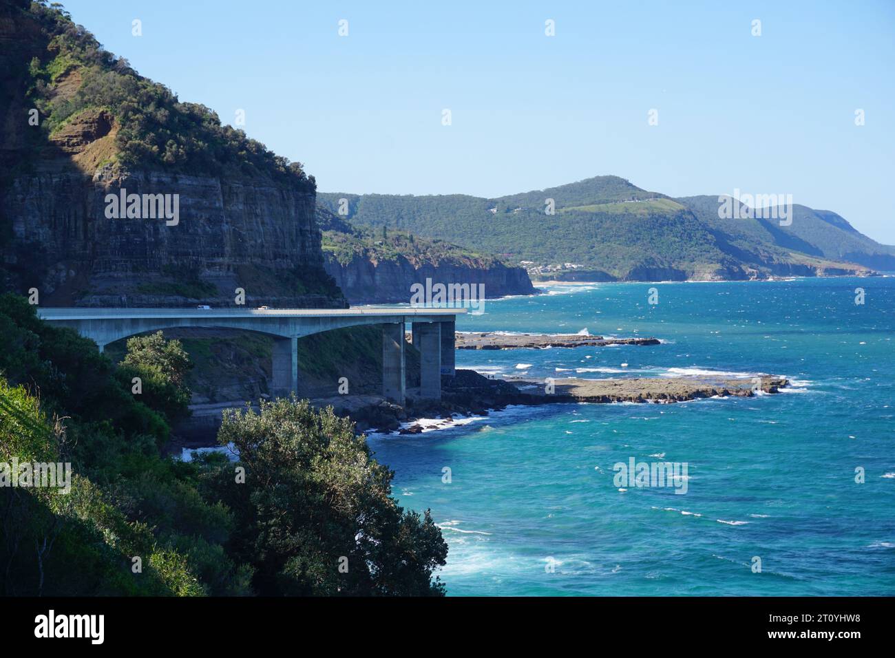Aussichtspunkt über die Sea Cliff Bridge entlang des Grand Pacific Drive, einer Straße über dem Ozean in New South Wales, Australien Stockfoto