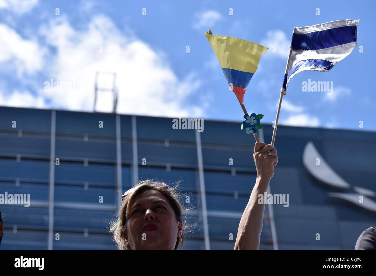 Bogota, Kolumbien. Oktober 2023. Menschen halten und schwenken israelische Flaggen während einer Solidaritätskundgebung mit dem Volk Israels, am 9. Oktober 2023 in Bogota, Kolumbien. Nach dem schockierenden und tödlichen Angriff der militanten palästinensischen Gruppe Hamas auf Israel am 7. Oktober, drohte die Gruppe, die bei ihrem Überraschungsangriff auf Südisrael etwa 150 Geiseln abgeschleppt hatte, am Montag. Die Drohung brachte die Absicht der Hamas zum Ausdruck, die Geiseln zu töten, wenn die israelischen Luftangriffe ohne Vorwarnung weiterhin auf Bewohner des Gazastreifens abzielen. Quelle: Long Visual Press/Alamy Live News Stockfoto