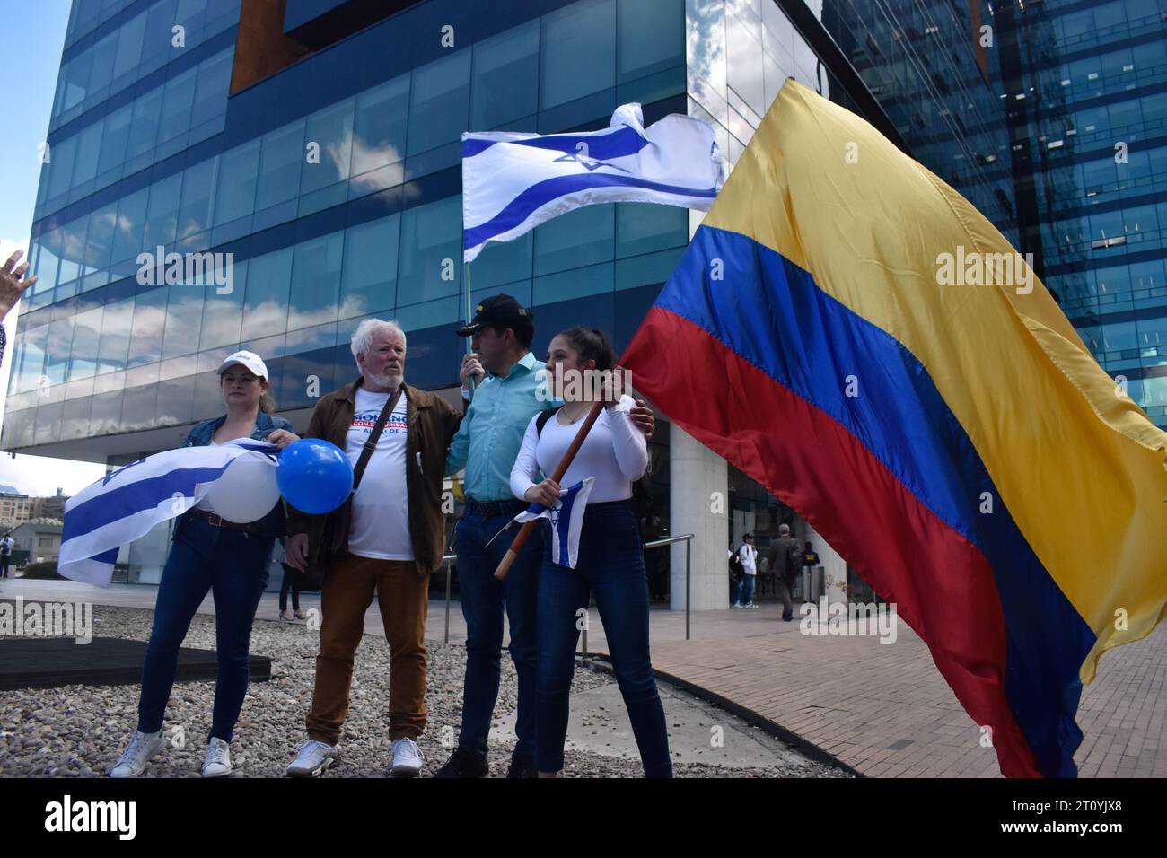 Bogota, Kolumbien. Oktober 2023. Menschen halten und schwenken israelische Flaggen während einer Solidaritätskundgebung mit dem Volk Israels, am 9. Oktober 2023 in Bogota, Kolumbien. Nach dem schockierenden und tödlichen Angriff der militanten palästinensischen Gruppe Hamas auf Israel am 7. Oktober, drohte die Gruppe, die bei ihrem Überraschungsangriff auf Südisrael etwa 150 Geiseln abgeschleppt hatte, am Montag. Die Drohung brachte die Absicht der Hamas zum Ausdruck, die Geiseln zu töten, wenn die israelischen Luftangriffe ohne Vorwarnung weiterhin auf Bewohner des Gazastreifens abzielen. Quelle: Long Visual Press/Alamy Live News Stockfoto