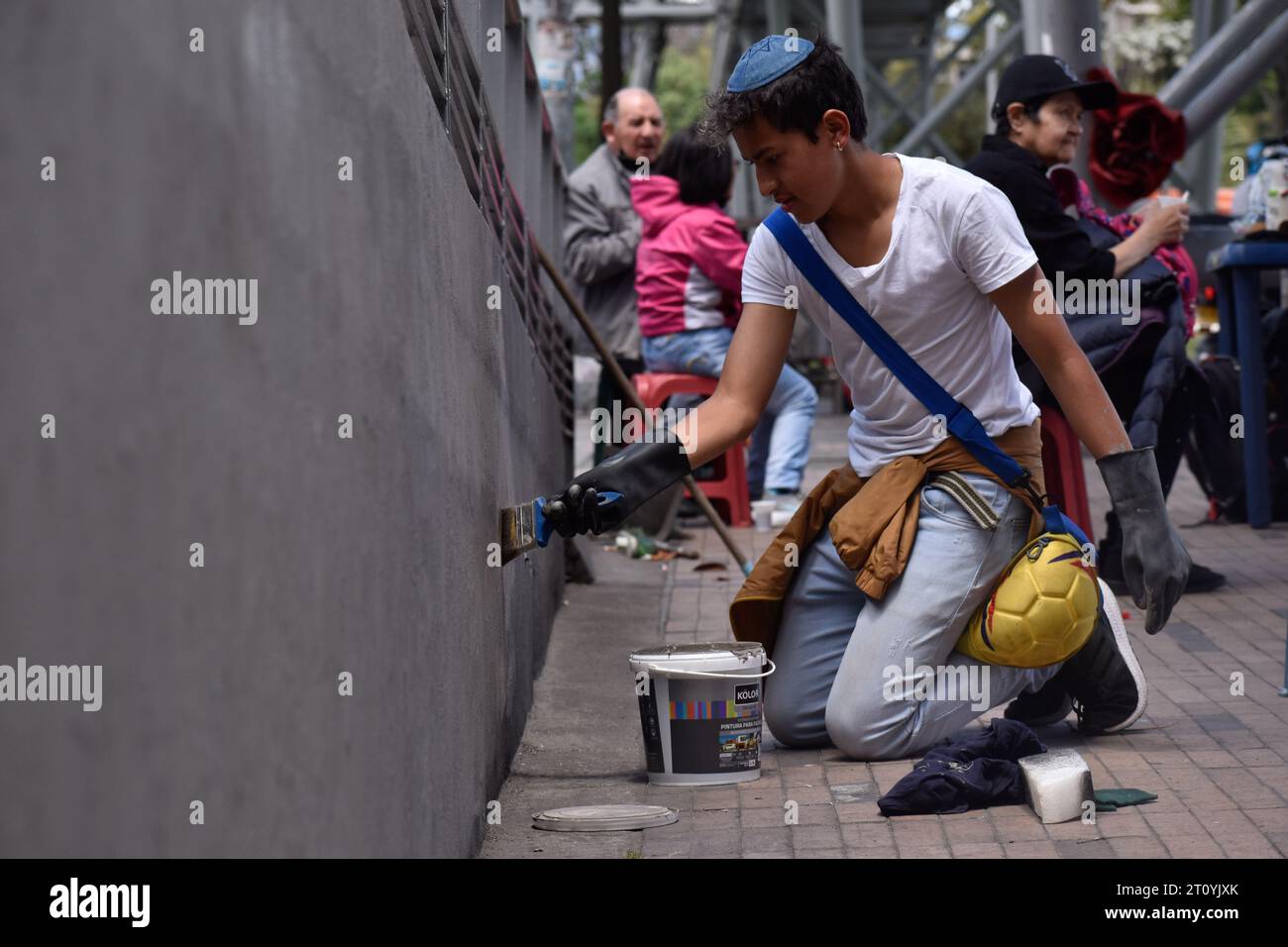 Bogota, Kolumbien. Oktober 2023. Während einer Solidaritätskundgebung mit dem Volk Israels am 9. Oktober 2023 in Bogota, Kolumbien, entfernen die Menschen Graffiti gegen Israel. Nach dem schockierenden und tödlichen Angriff der militanten palästinensischen Gruppe Hamas auf Israel am 7. Oktober, drohte die Gruppe, die bei ihrem Überraschungsangriff auf Südisrael etwa 150 Geiseln abgeschleppt hatte, am Montag. Die Drohung brachte die Absicht der Hamas zum Ausdruck, die Geiseln zu töten, wenn die israelischen Luftangriffe ohne Vorwarnung weiterhin auf Bewohner des Gazastreifens abzielen. Quelle: Long Visual Press/Alamy Live News Stockfoto